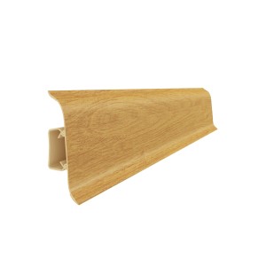 Listwa przypodłogowa t.b.t. w kolorze drewna, widok szczegółowy.