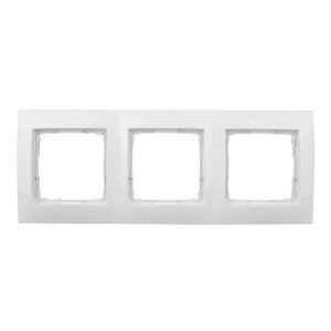 Biała potrójna ramka do włączników i gniazdek.