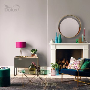 Salon z farbą na ścianach w jasnym fiolecie. Udekorowany kominkiem, meblami i akcesoriami.