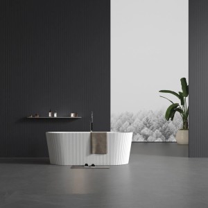 Wolnostojąca, żebrowana wanna w nowoczesnej łazience z ciemnymi ścianami i dekoracjami.