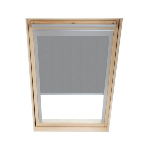 Szara roleta do okna dachowego, drewniana rama.