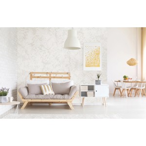 Salon z jasną drewnianą sofą, białą szafką i stołem jadalnym. Farba efektowa na ścianie.