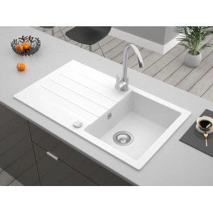 Biały zlewozmywak granitowy t.b.t. z ociekaczem i baterią na blacie kuchennym.