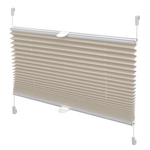 Beżowa roleta t.b.t. z drobnymi plisowanymi fałdami do okien.