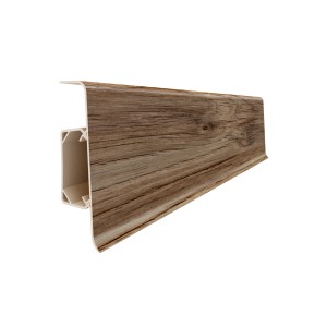 Listwa przypodłogowa t.b.t. w drewnopodobnym wykończeniu, zbliżenie.