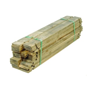 Stos drewnianych listew t.b.t. do kompostowników, związane zieloną taśmą.