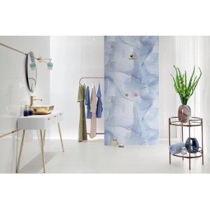 Nowoczesna łazienka z niebieską marmurową płytką dekoracyjną, szafką pod umywalkę i wieszakiem na ubrania.