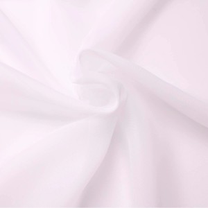 Zbliżenie białej, przezroczystej tkaniny zasłonowej.