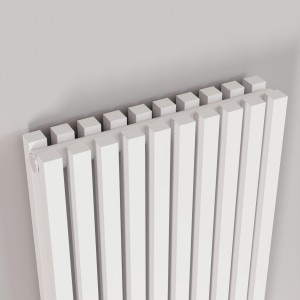 Biały grzejnik t.b.t. z pionowymi elementami. Nowoczesny design do łazienki lub salonu.