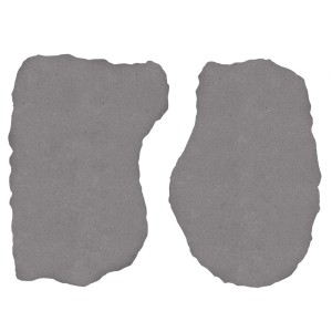 Szare płyty tarasowe/chodnikowe t.b.t. o nieregularnych kształtach.