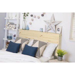 Dekoracyjna sypialnia z samoprzylepną folią imitującą drewno jako zagłówek.