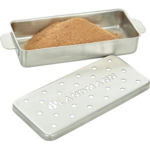 Pojemnik do wędzenia Landmann ze stali nierdzewnej wypełniony zrębkami drzewnymi do aromatycznego grillowania.