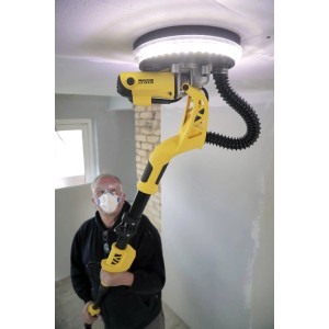 Żółta szlifierka do płyt gipsowo-kartonowych t.b.t. podczas szlifowania sufitu.