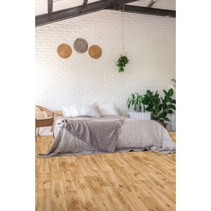 Jasny pokój z podłogą PCV t.b.t. w wyglądzie drewna. Sypialnia z łóżkiem i dekoracją.