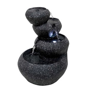 Dekoracyjna fontanna ogrodowa z czterema kaskadami o wyglądzie kamienia.