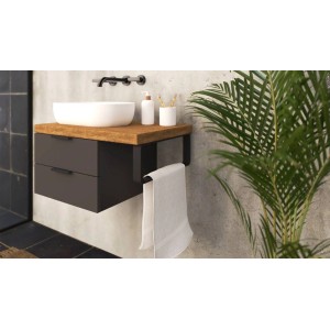 Nowoczesny zestaw mebli łazienkowych t.b.t. z umywalką nablatową, drewnianym blatem i wieszakiem na ręczniki.