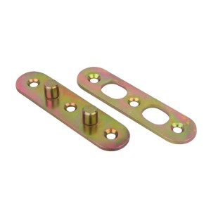 Złote okucia zamka do drzwi z otworami i kołkami.