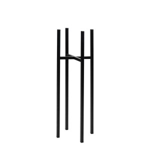 Minimalistyczny, czarny metalowy stojak na kwiaty.