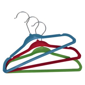 Kolorowy zestaw wieszaków do organizacji szafy.