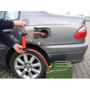 Ręczna pompa do przepompowywania płynów do samochodu, sprzęt do konserwacji i napraw.