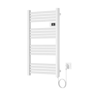 Biały grzejnik t.b.t. z cyfrowym wyświetlaczem i wtyczką zasilającą.