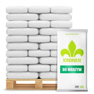 Paleta worków z ziemią uniwersalną i pojedynczy worek ziemi do warzyw Kronen.