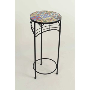 Czarny stojak na kwiaty t.b.t. z okrągłym, zdobionym blatem.