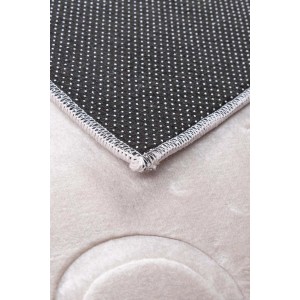 Zbliżenie spodu jasnego, puszystego dywanu shaggy t.b.t.