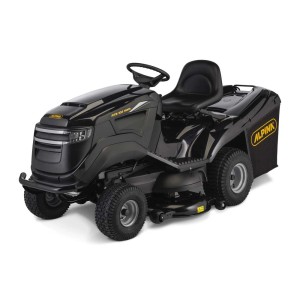 Czarny traktor ogrodowy Alpina AT8 102 HWA z koszem na trawę. Traktor do trawy na duże powierzchnie.