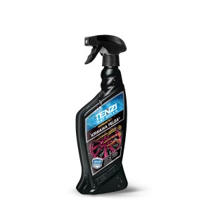 Czarna butelka ze spryskiwaczem t.b.t. do czyszczenia felg w pielęgnacji samochodu.