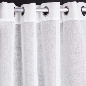 Biała, przezroczysta zasłona z przelotkami do zawieszenia na karnis.