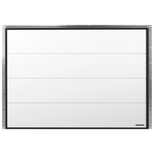 Widok białej bramy garażowej t.b.t. z poziomą strukturą paneli i srebrną ramą.