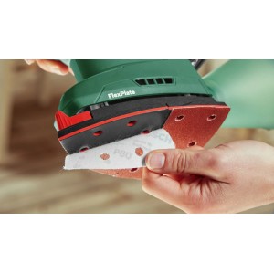 Ręka mocuje papier ścierny do czerwonej stopy szlifierki wielofunkcyjnej akumulatorowej Bosch UniversalSander 18V-10.