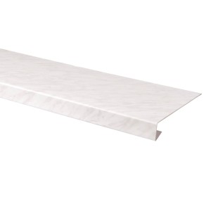 Zbliżenie parapetu t.b.t. o wyglądzie marmuru.