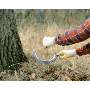 Używanie okrągłego sierpa LUX: Osoba ścina trawę sierpem przy drzewie.