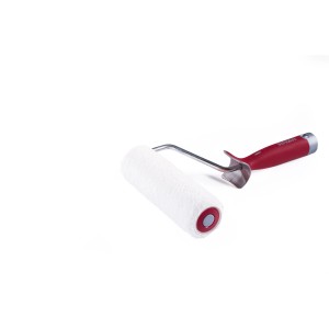 Wałek malarski t.b.t. z czerwonym uchwytem do malowania.