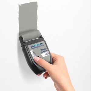 Ręka maluje szarą farbę wałkiem. Tester koloru dla Kolorowe farby do ścian.