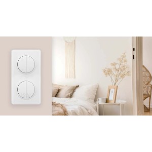 Biały przełącznik t.b.t. do Ramki w nowoczesnej sypialni.