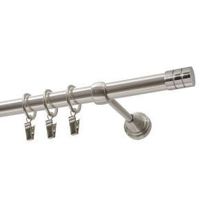 Metalowy karnisz z pierścieniami i klipsami do mocowania zasłon.