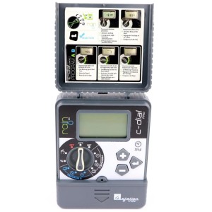 Szary komputer nawadniający t.b.t. do sterowania nawadnianiem ogrodu.