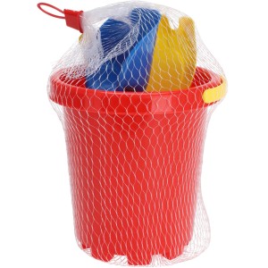 Zestaw zabawek dla dzieci: wiaderko, łopatka i grabki w siatce.