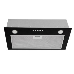 Czarny okap płaski t.b.t. ze srebrnym filtrem i panelem sterowania.