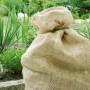 Worek jutowy (50 kg) w ogrodzie, zestaw 2 szt. Naturalna ochrona zimowa i dekoracja.