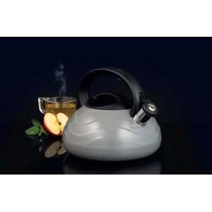 Szary czajnik obok filiżanki herbaty i kawałka jabłka. Idealny do kuchni.