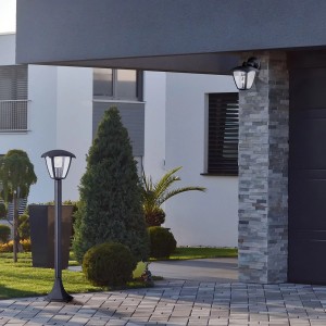 Zestaw oświetlenia zewnętrznego: lampa stojąca i ścienna do dekoracyjnego oświetlenia ogrodu.