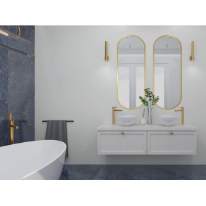 Łazienka z niebieskimi płytkami podłogowymi t.b.t., białą wanną i umywalką ze złotymi akcentami.