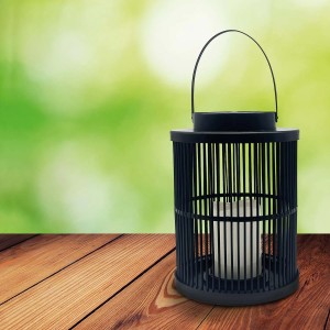 Dekoracyjna latarnia solarna z prętami do ogrodu i na patio.