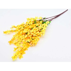 Żółte sztuczne kwiaty t.b.t. do dekoracji ogrodu.