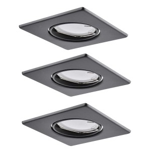 Trzy szare oprawy LED do zabudowy t.b.t. z kwadratową ramką.
