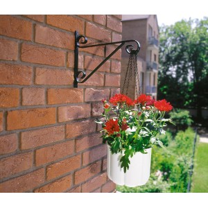 Czarny hak ścienny do wiszących koszy (30 cm) z białym koszem i czerwonymi kwiatami na ceglanej ścianie.